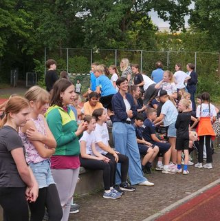 Schüler feuern ihre Mitspieler an