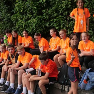 Schülergruppe beim Fußballturnier