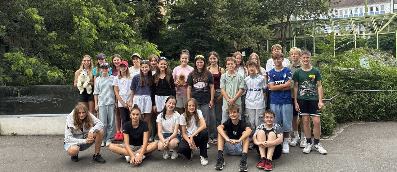 Gruppenbild der Klasse vor einem Garten
