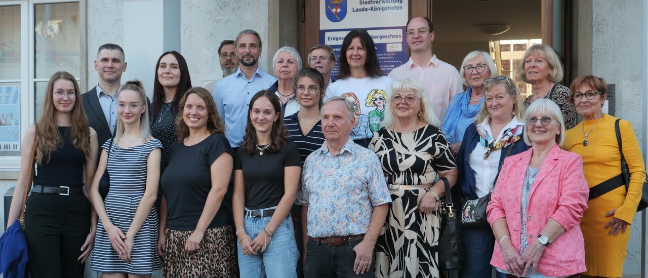 Gruppenbild der Beteiligten der Kunstausstellung