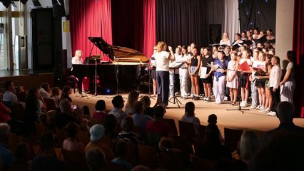 Musiker spielen auf der Bühne Lieder vor.