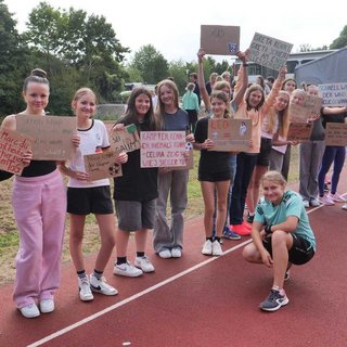 Schüler feuern ihre Mitspieler an