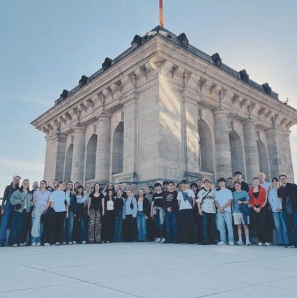 Gruppenbild auf dem Dach des Bundestags