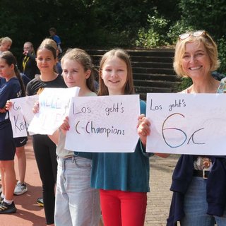 Schüler feuern ihre Mitspieler an