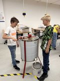 Schüler an der Schleudermaschine für Honig