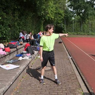 Der Schiedsrichter pfeift
