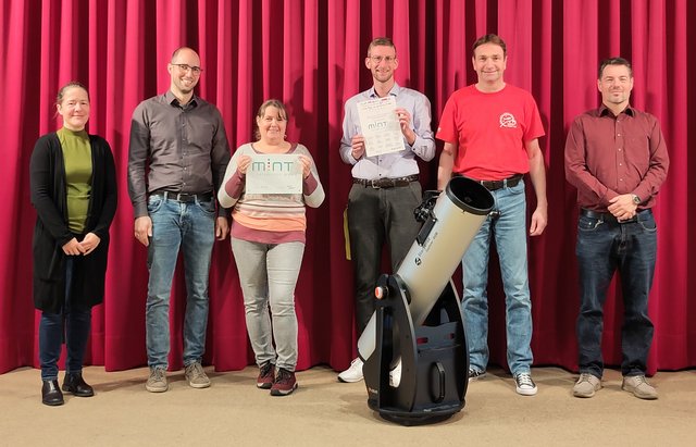 Lehrer am MSG präsentieren die Plakette