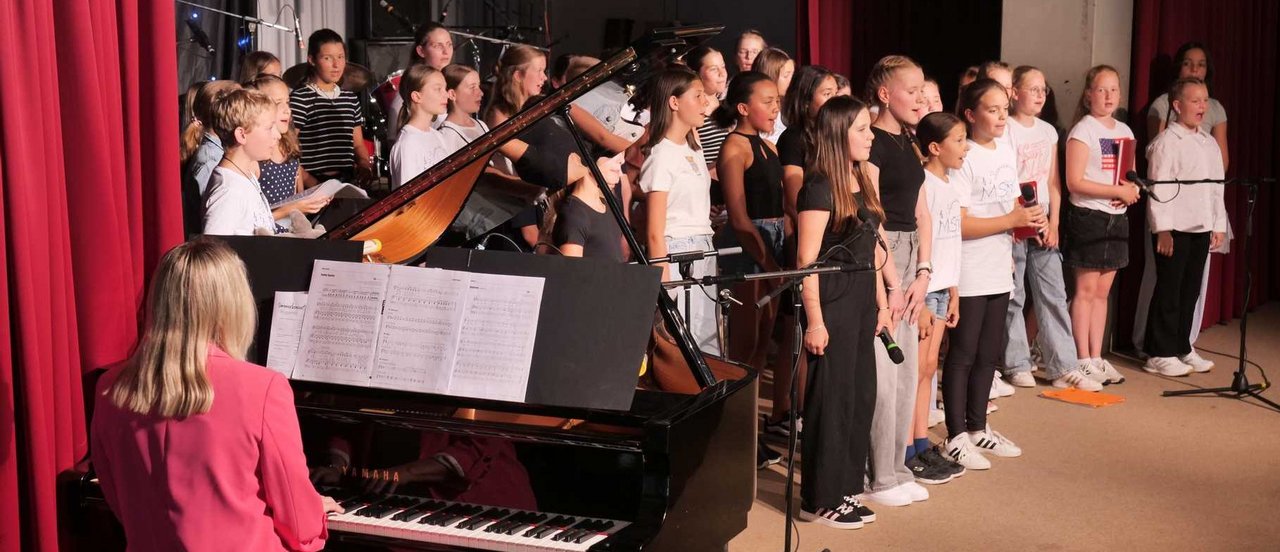 Musiker spielen auf der Bühne Lieder vor.