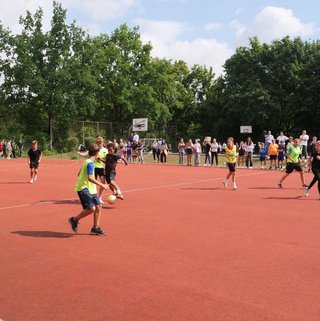 Schüler spielen Fußball