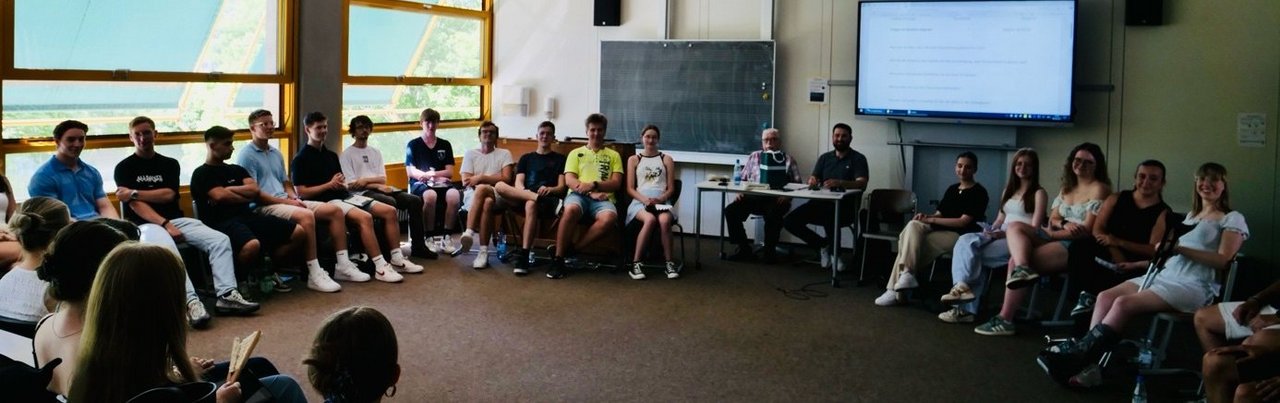 Zeitzeuge berichtet vor der Klasse