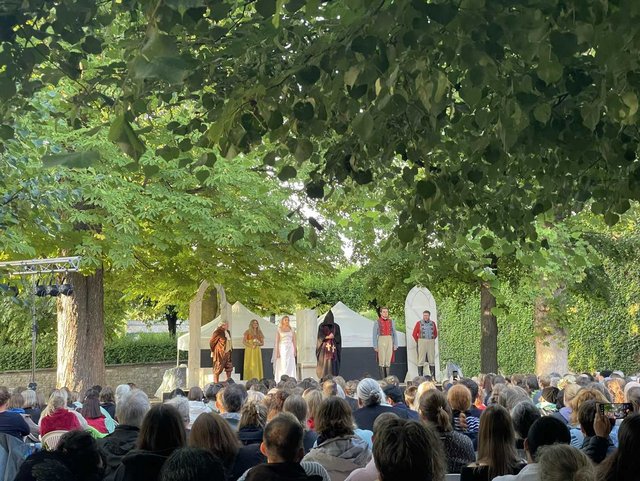 Bild einer Theaterszene auf der Bühne 