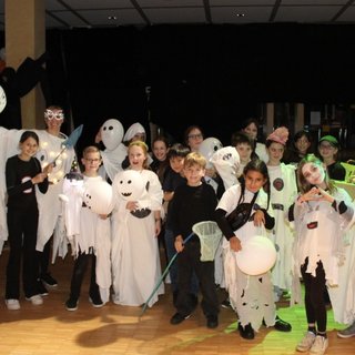 Gruppenbild der Halloween-Unterstufenparty