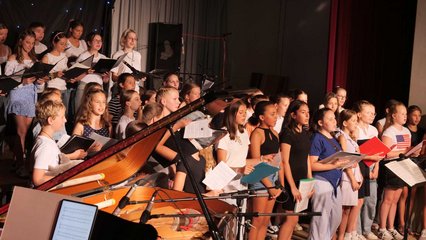 Musiker spielen auf der Bühne Lieder vor.